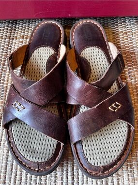 BORN s9 brown Leather Crisscross Slide Sandals